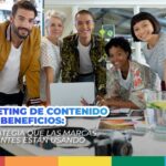 Equipo creativo de marketing reunido alrededor de un escritorio con laptop, representando estrategias efectivas de marketing de contenidos.
