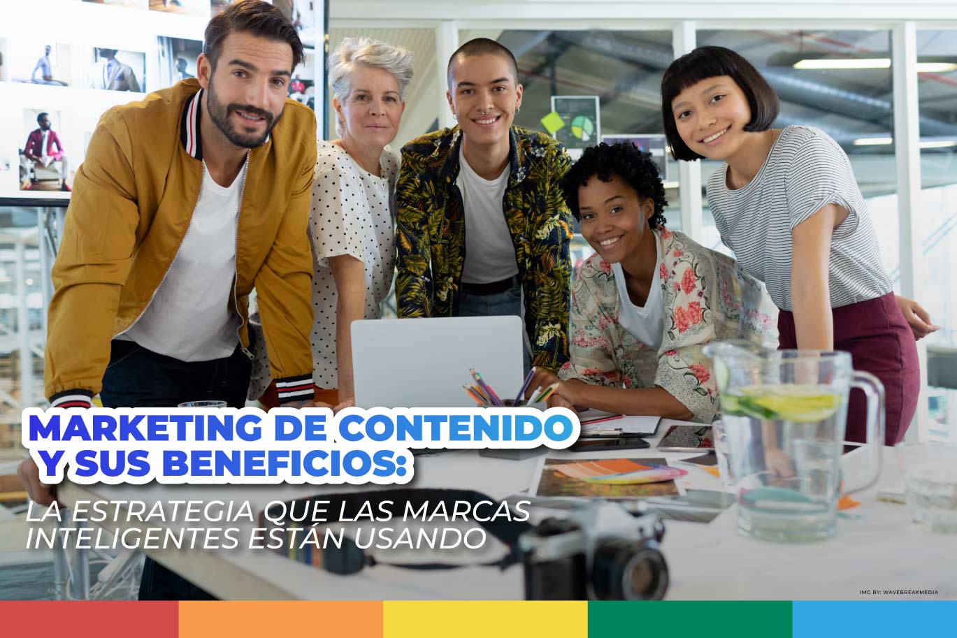 Equipo creativo de marketing reunido alrededor de un escritorio con laptop, representando estrategias efectivas de marketing de contenidos.